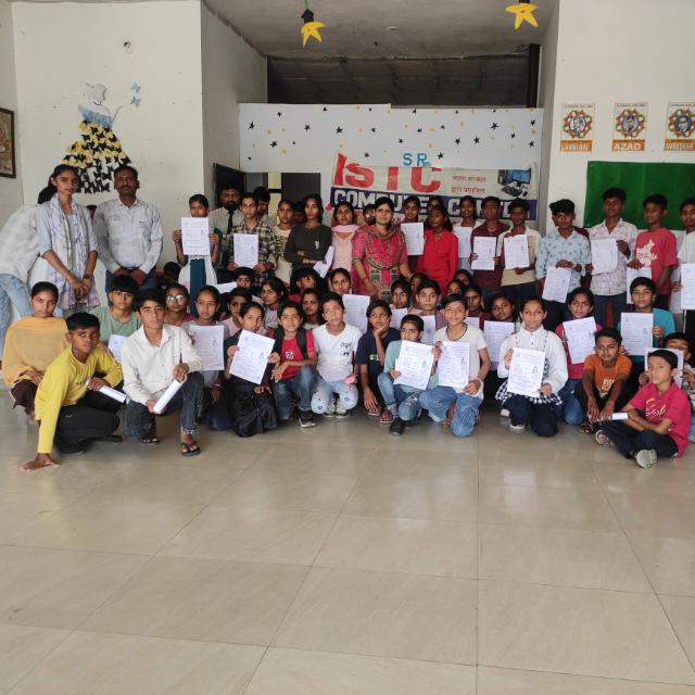 ISTC students with their certificates
